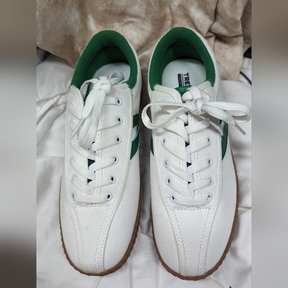 Like New Trenton Men’s Leather White and Green Sneakers.
